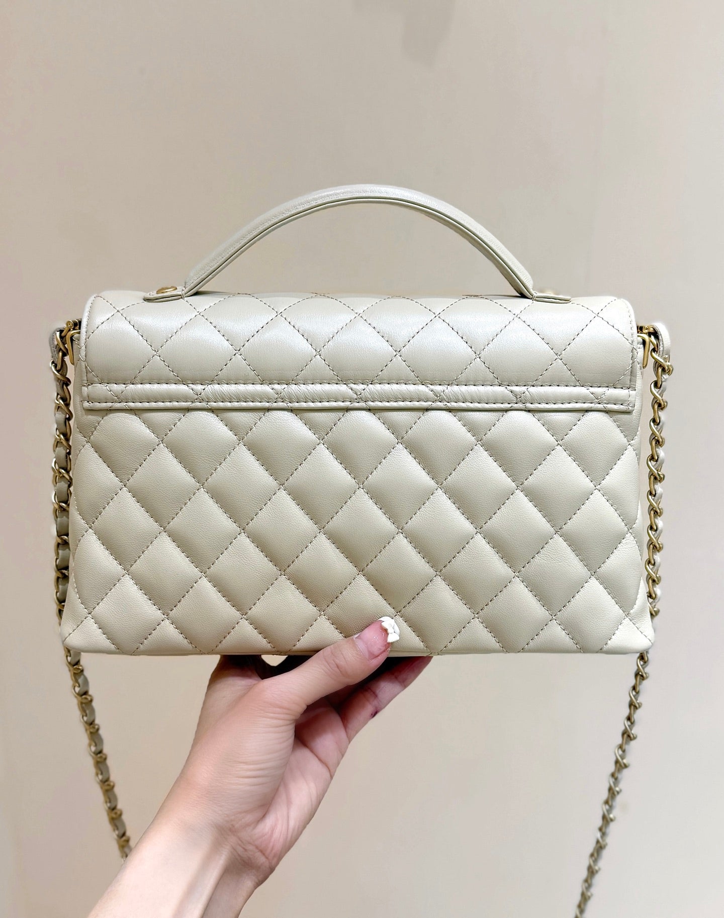 CHANEL QUILTED FLAP BAG WITH HANDLE 26 IN BEIGE LAMBSKIN GOLD PLATED METAL