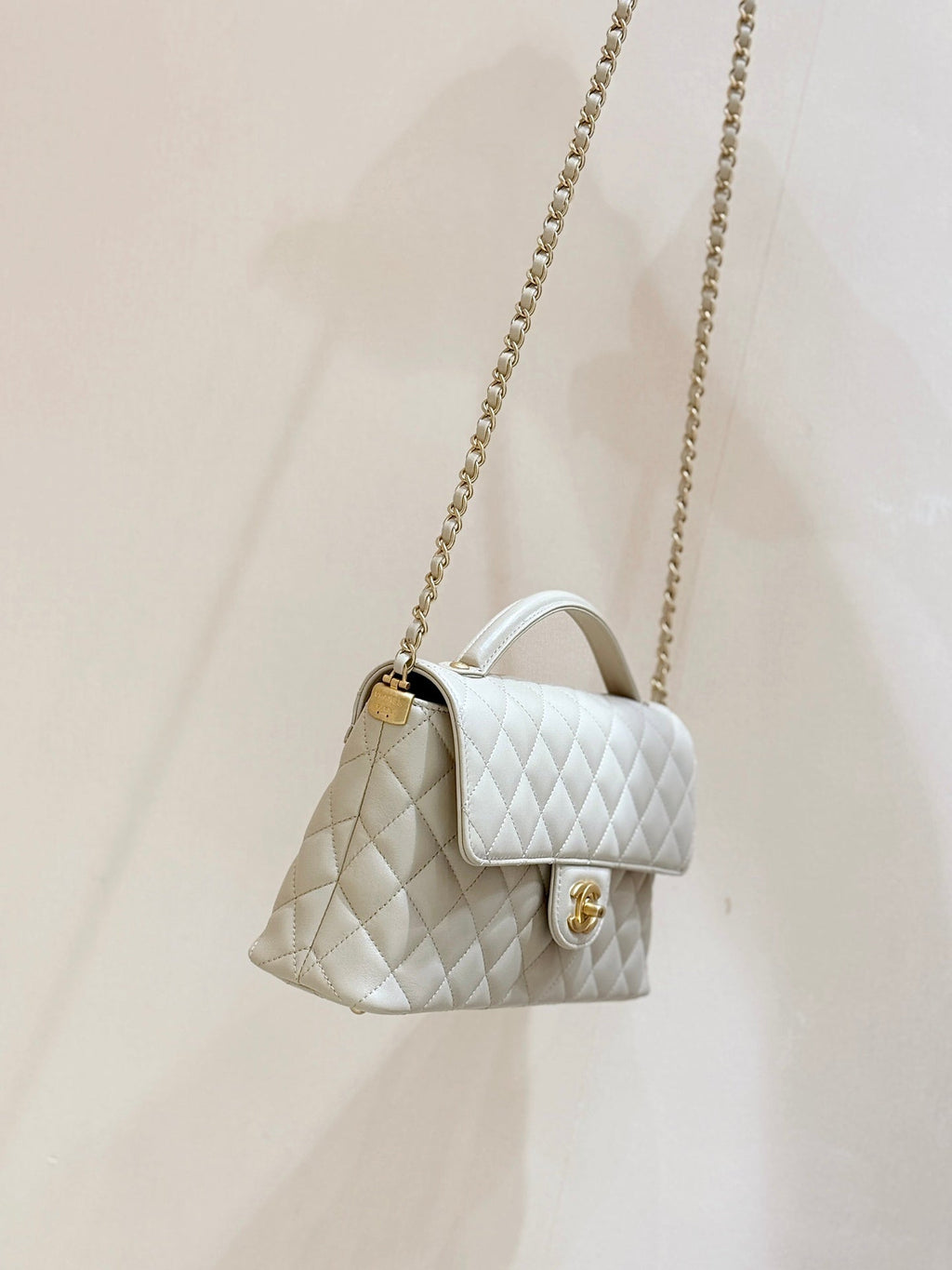 CHANEL QUILTED FLAP BAG WITH HANDLE 26 IN BEIGE LAMBSKIN GOLD PLATED METAL
