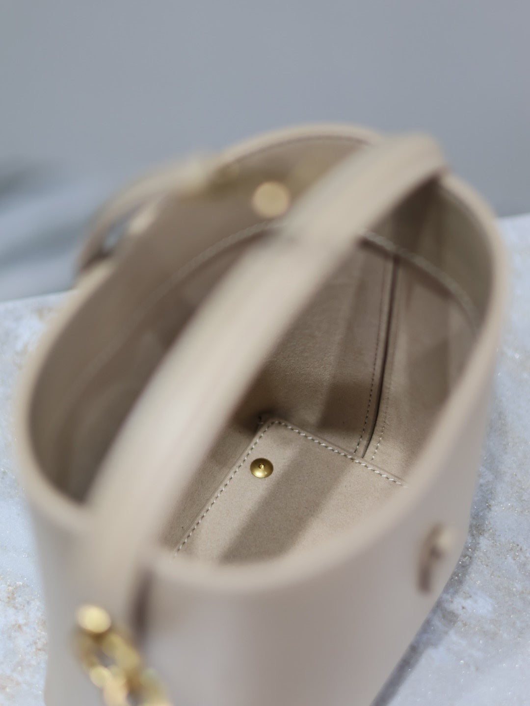 YSL 25S LE 37 BUCKET 15 IN BEIGE CALFSKIN GOLD HARDWARE