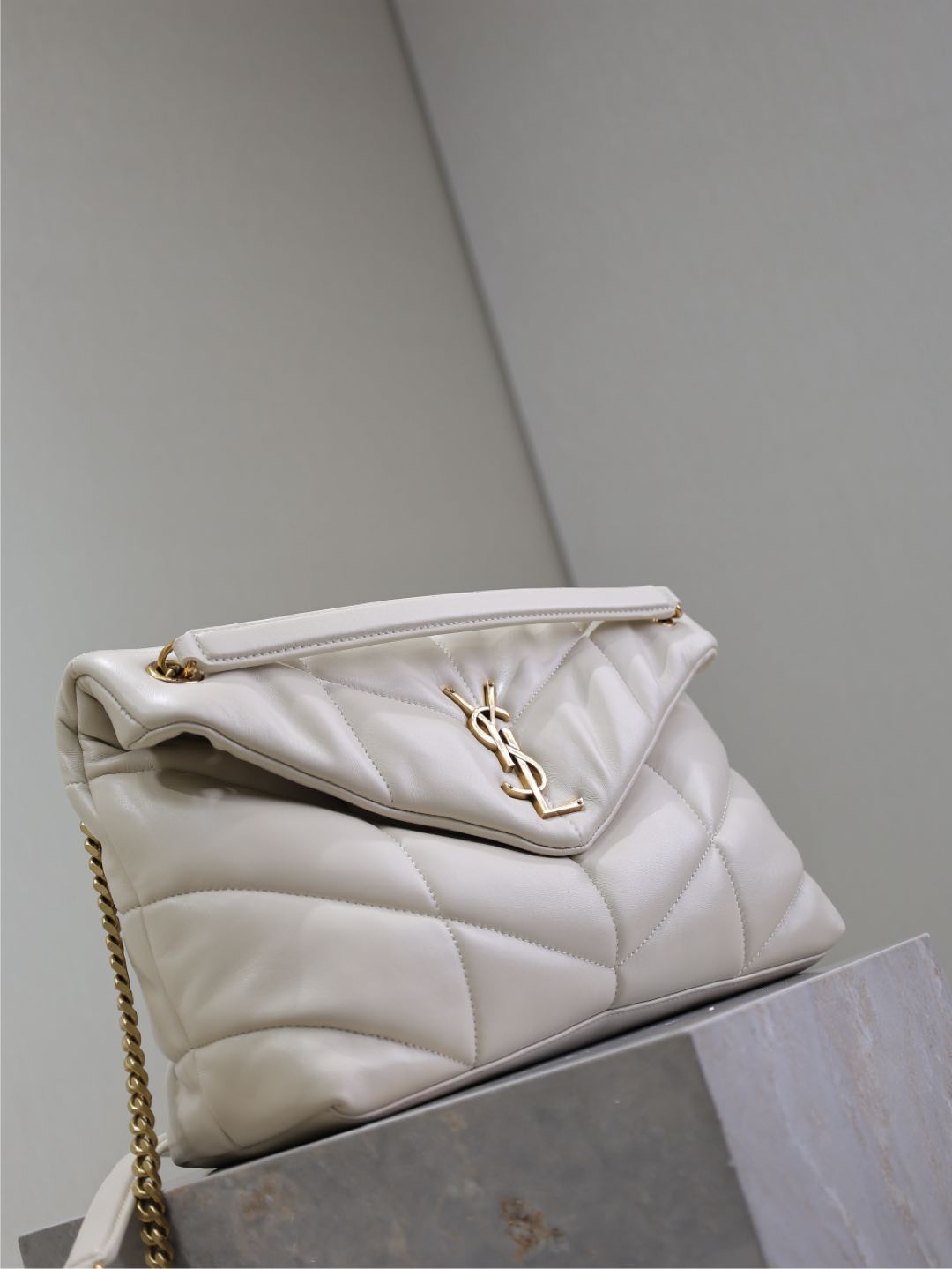 YSL 25S LOULOU PUFFER GM 35 IN BLANC VINTAGE CALFSKIN GOLD HARDWARE