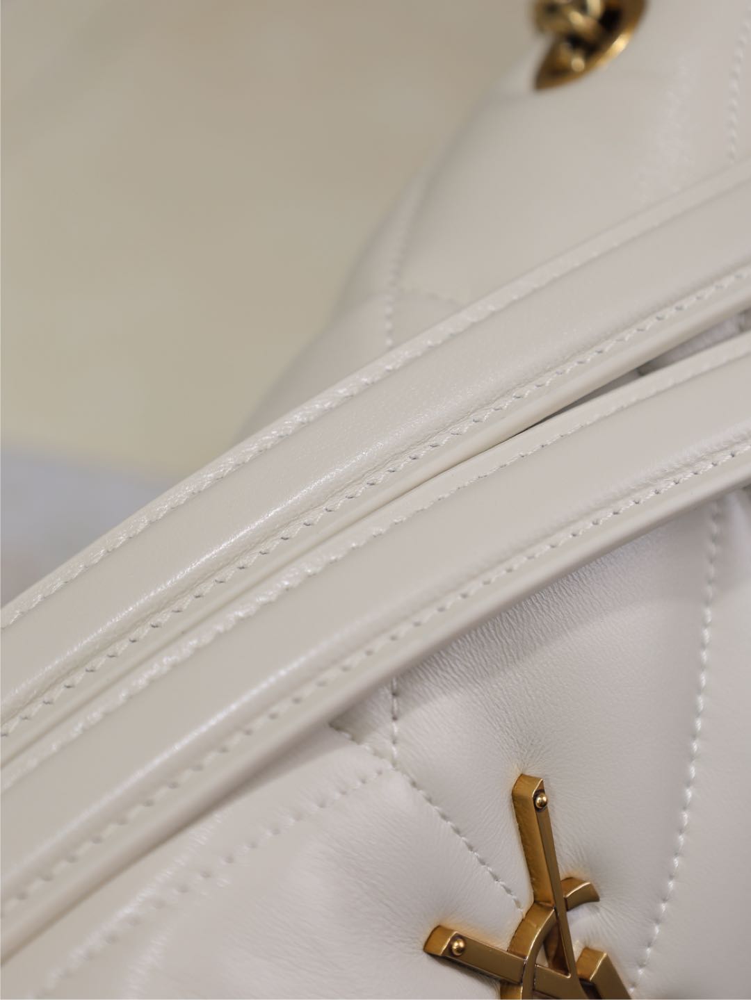 YSL 25S LOULOU PUFFER MM 29 IN BLANC VINTAGE CALFSKIN GOLD HARDWRE