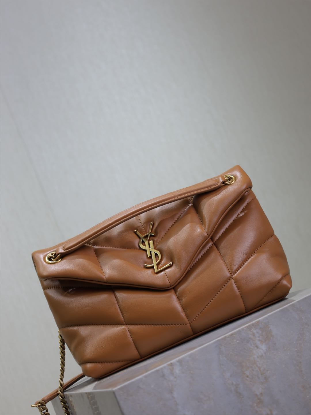 YSL 25S LOULOU PUFFER MM 29 IN CARAMEL CALFSKIN GOLD HARDWRE