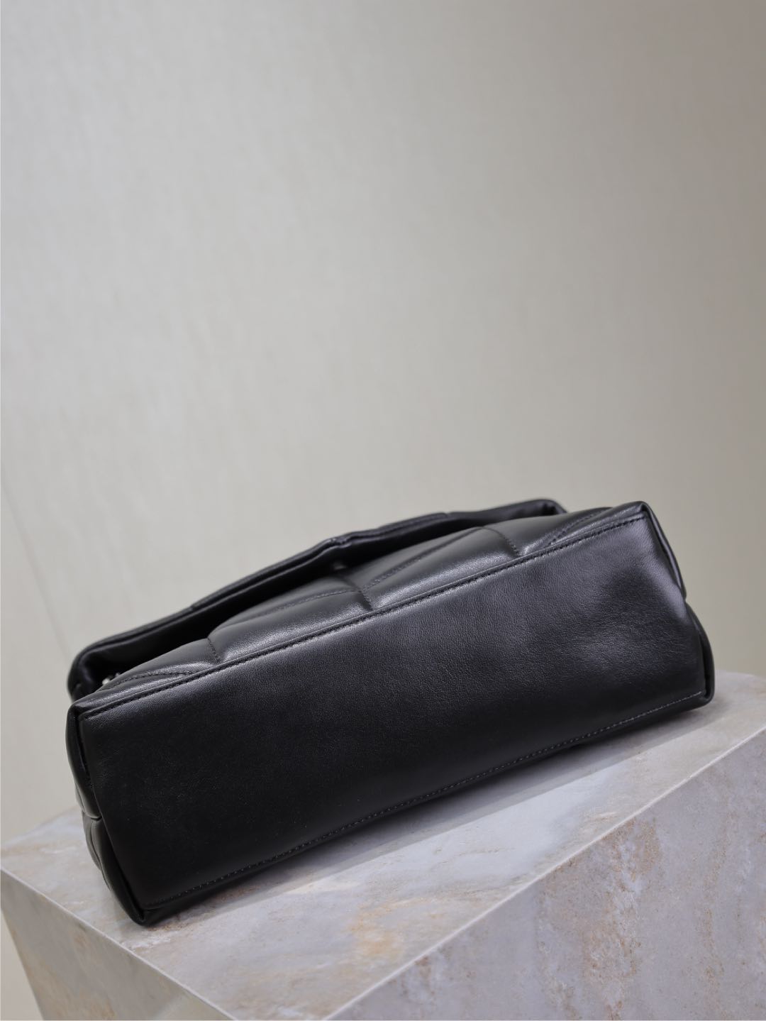 YSL 25S LOULOU PUFFER MM 29 IN BLACK CALFSKIN BLACK HARDWRE