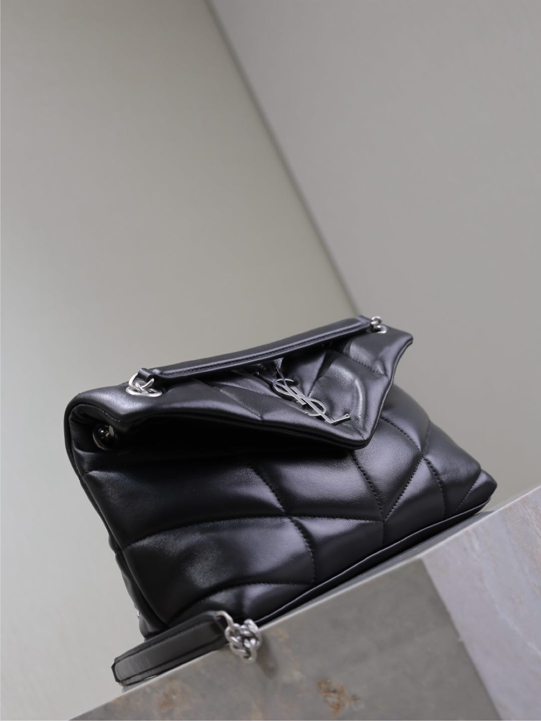 YSL 25S LOULOU PUFFER MM 29 IN BLACK CALFSKIN SILVER HARDWRE
