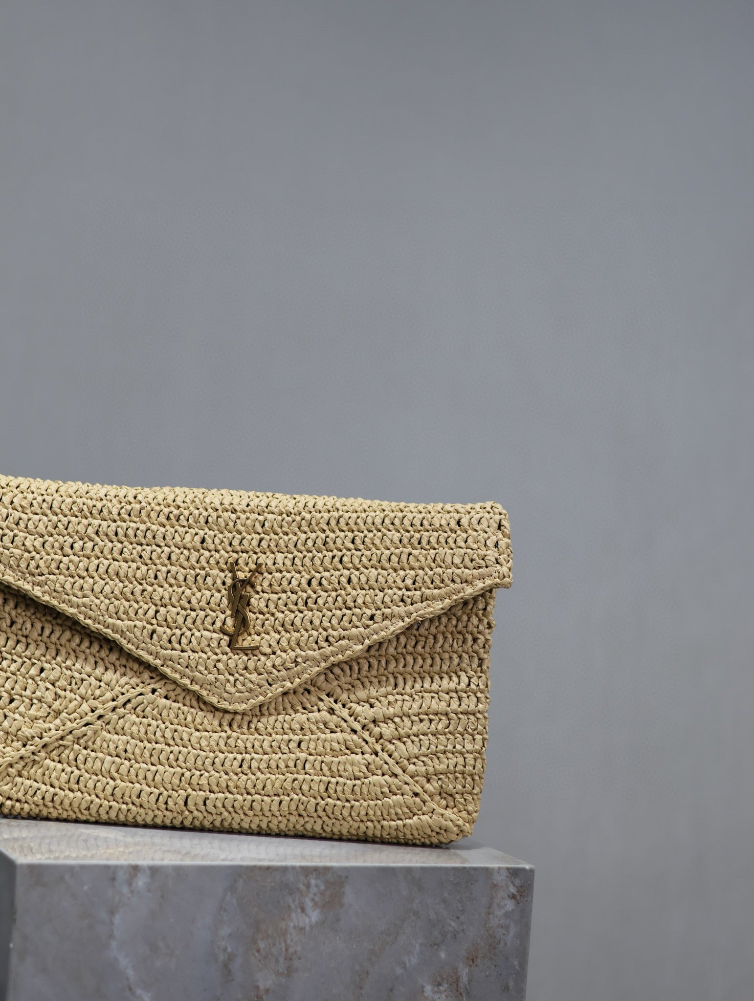 YSL 25S CASSANDRE LARGE ENVELOPE POUCH 29 IN NATURAL RAFFIA GOLD HARDWRE