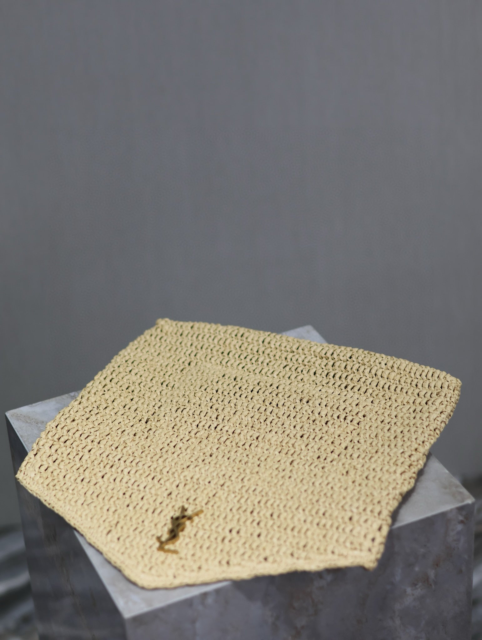 YSL 25S CASSANDRE LARGE ENVELOPE POUCH 29 IN NATURAL RAFFIA GOLD HARDWARE