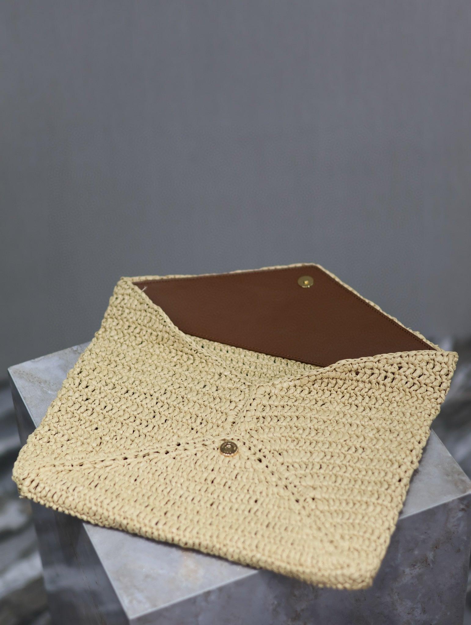YSL 25S CASSANDRE LARGE ENVELOPE POUCH 29 IN NATURAL RAFFIA GOLD HARDWARE