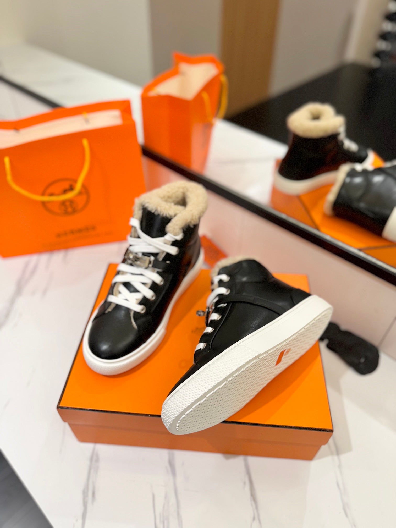 HERMES CHEALSEA BOOTS IN BLACK LAMBSKIN AND FLEECE LINING