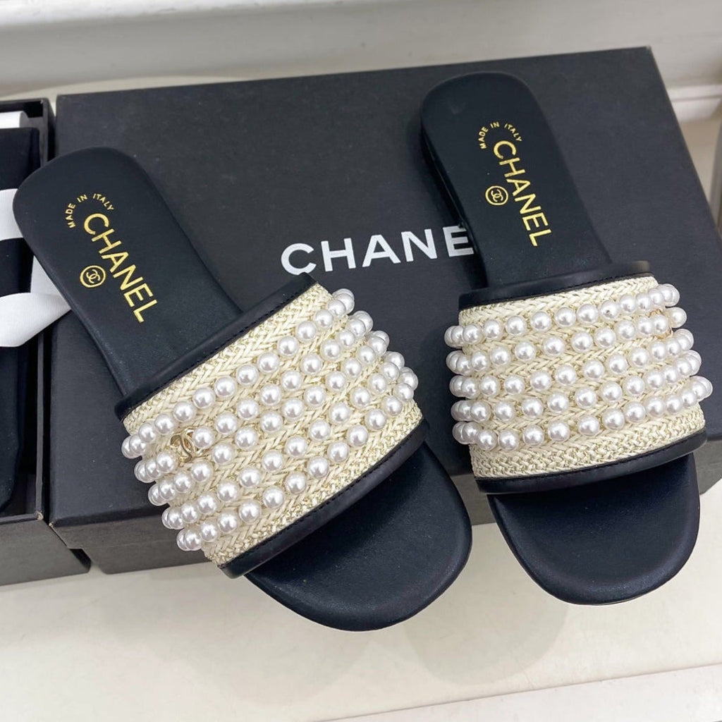 CHANEL FLAT SLIDE IN BLACK CALFSKIN WITH PEARLS